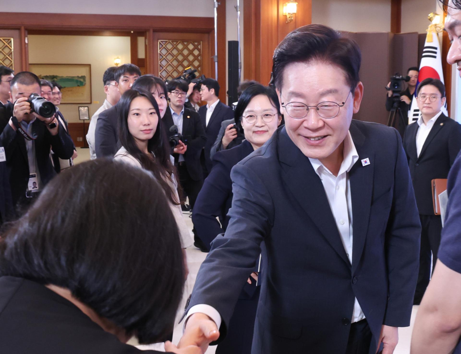 이재명 대통령 지지율 석달새 64%→42%…부정평가 첫 50%