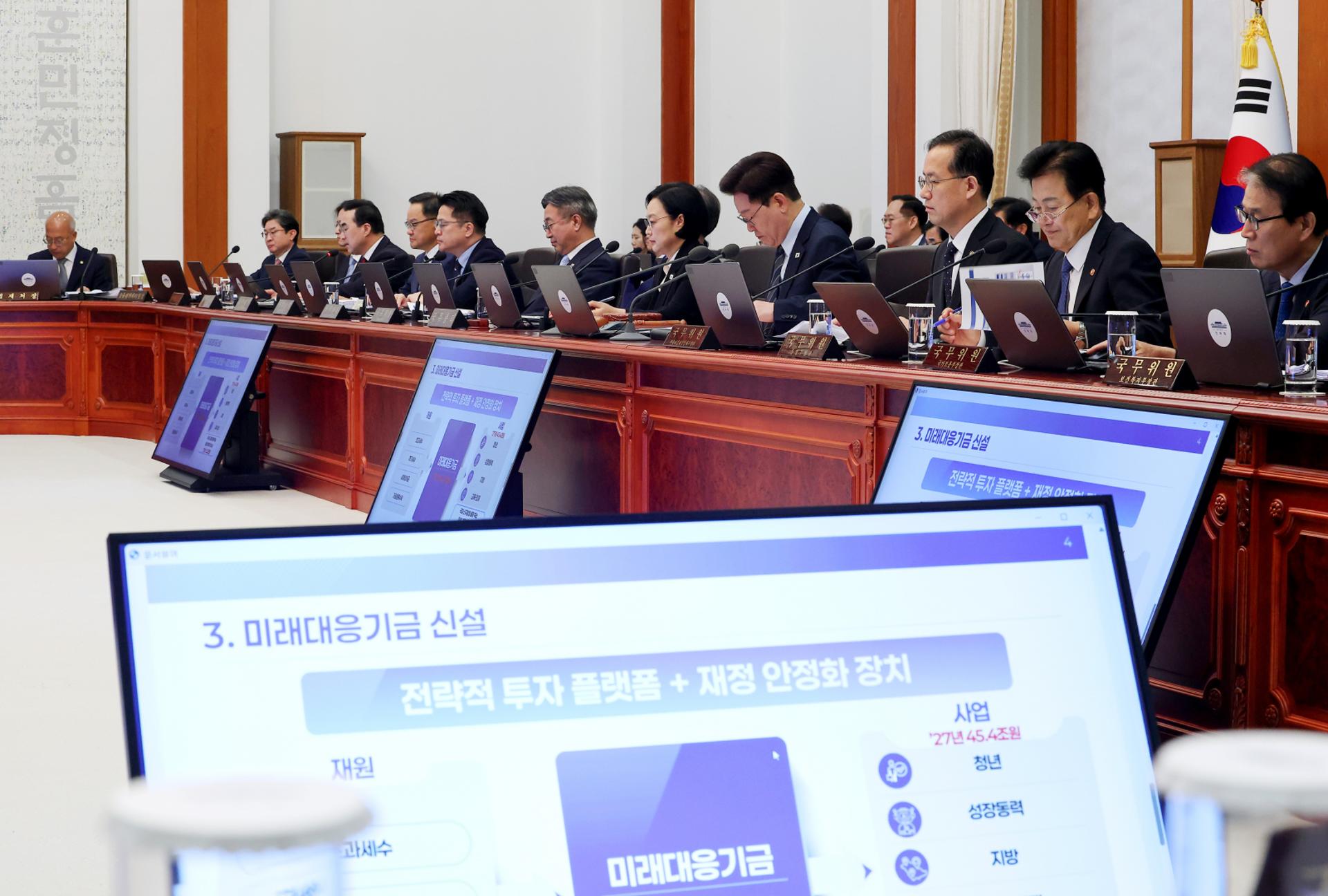 나라살림, 내년만 반짝 개선…4년간 나랏빚 321조 증가