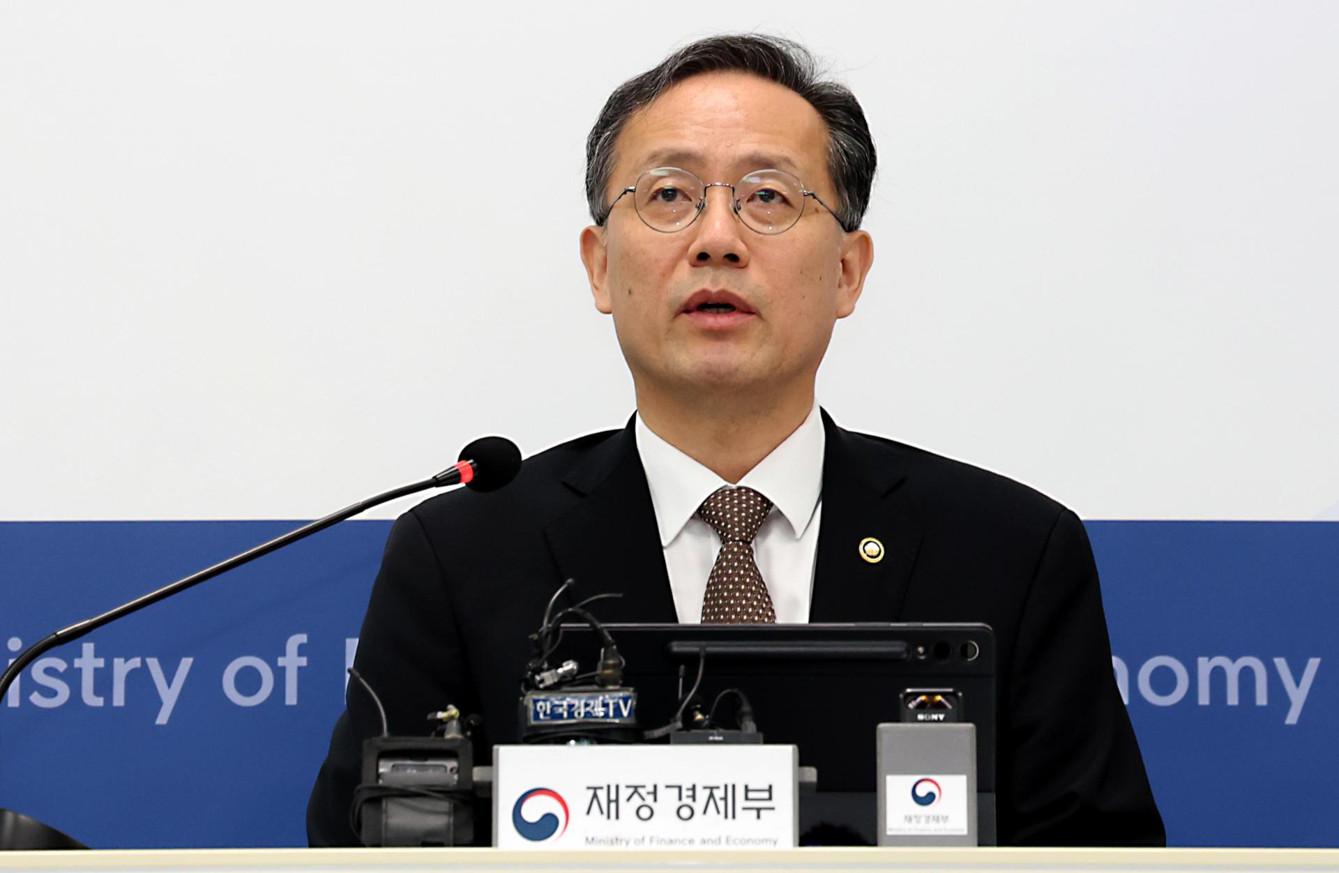 이 대통령 "물가 못 잡으면 취소"…이형일 첫 시험대