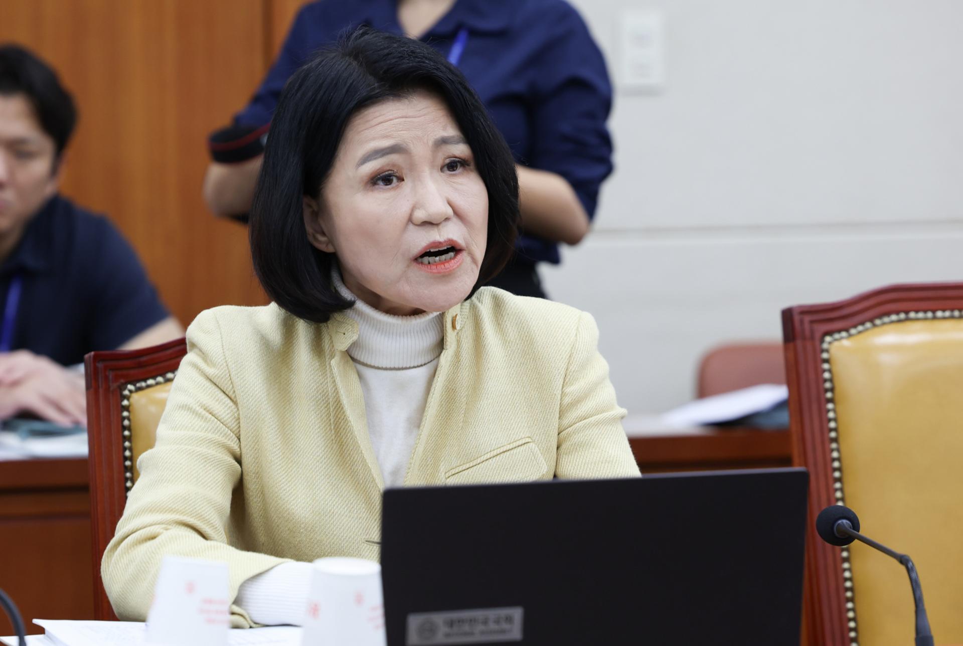 "스컹크" vs "미꾸라지" 설전…과방위 "이진숙 빠져라"