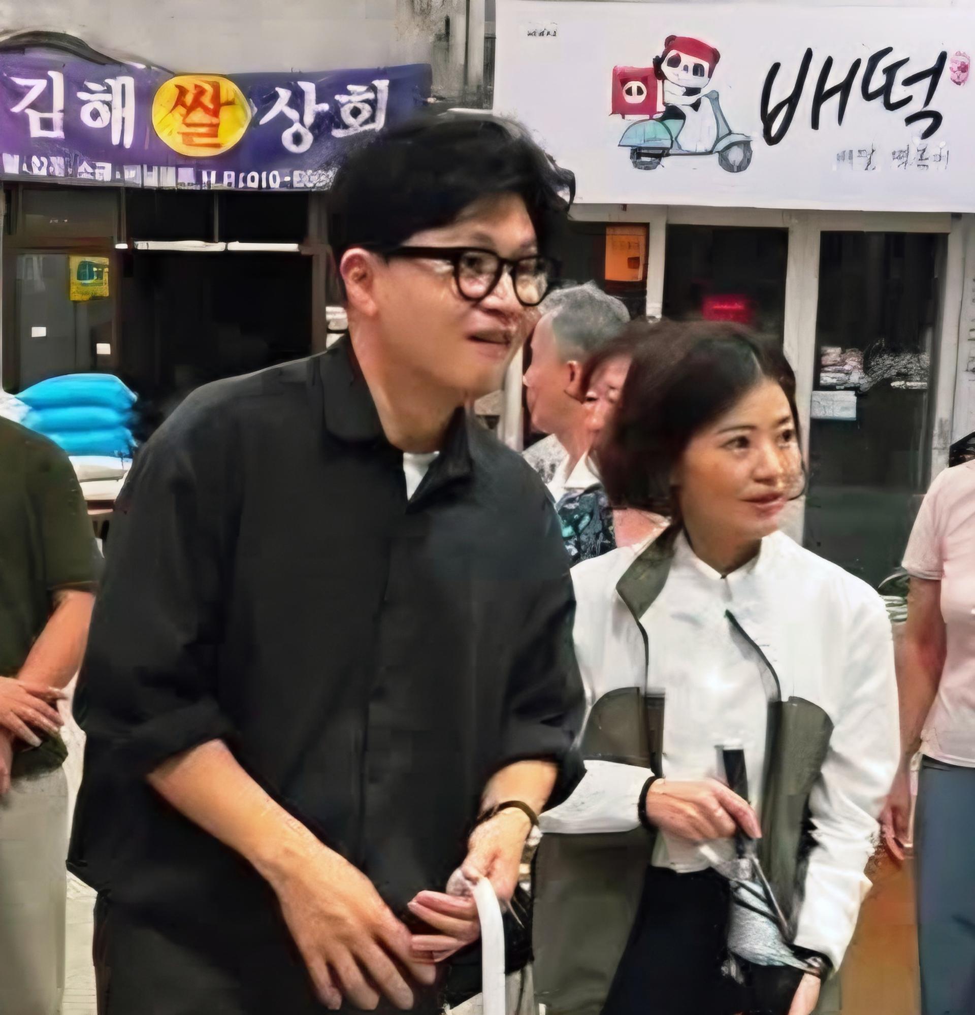 '회의시간에 국회의원 행사 동행' 부산시의회 교육위원장 행보 논란