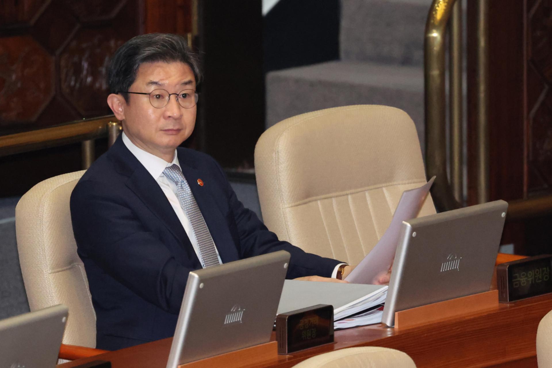 이억원 취임 1년, 표류 중인 지배구조 개선안
