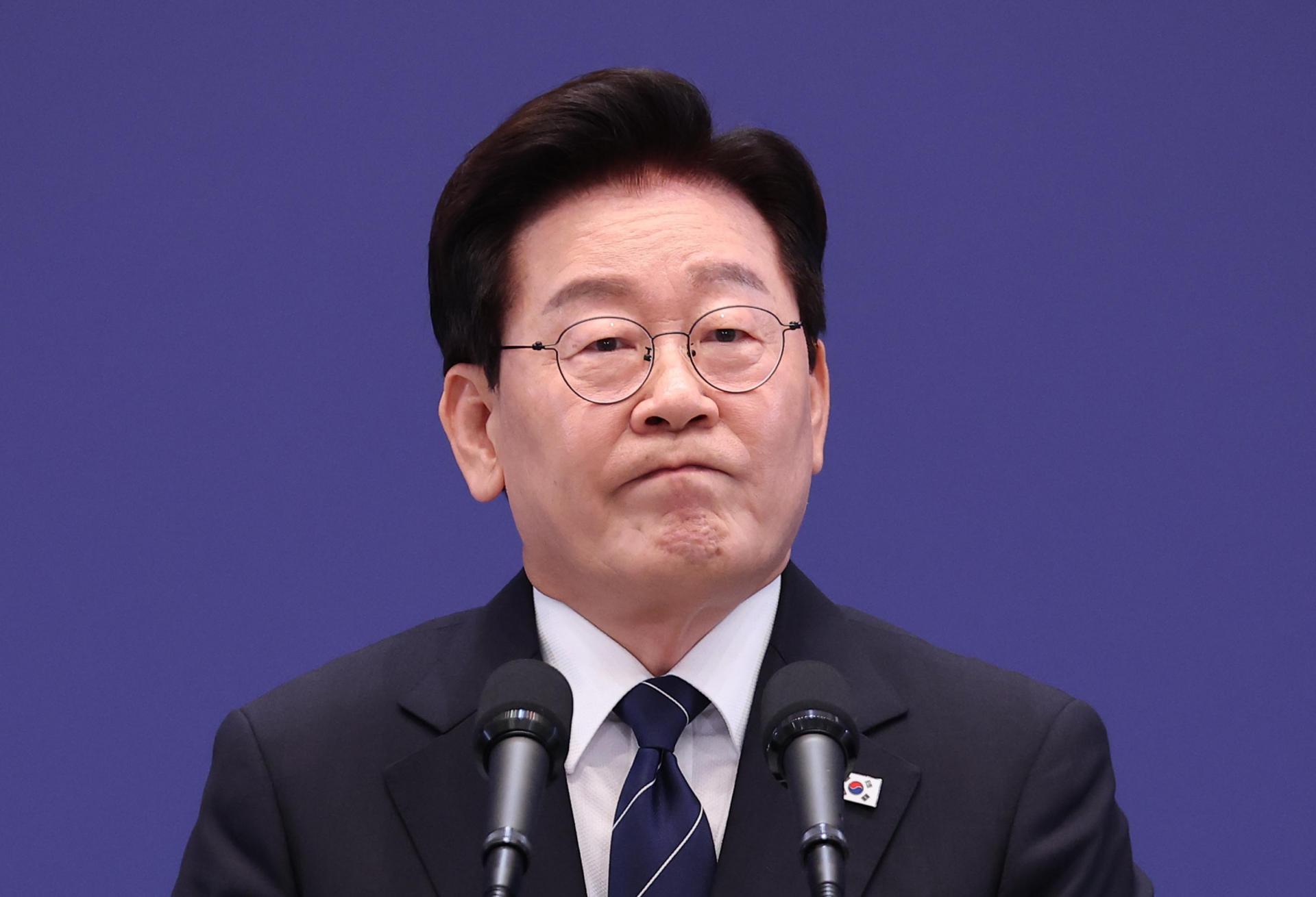 이 대통령 "연임 생각 전혀 없다…지지율 하락, 제 부족 때문"