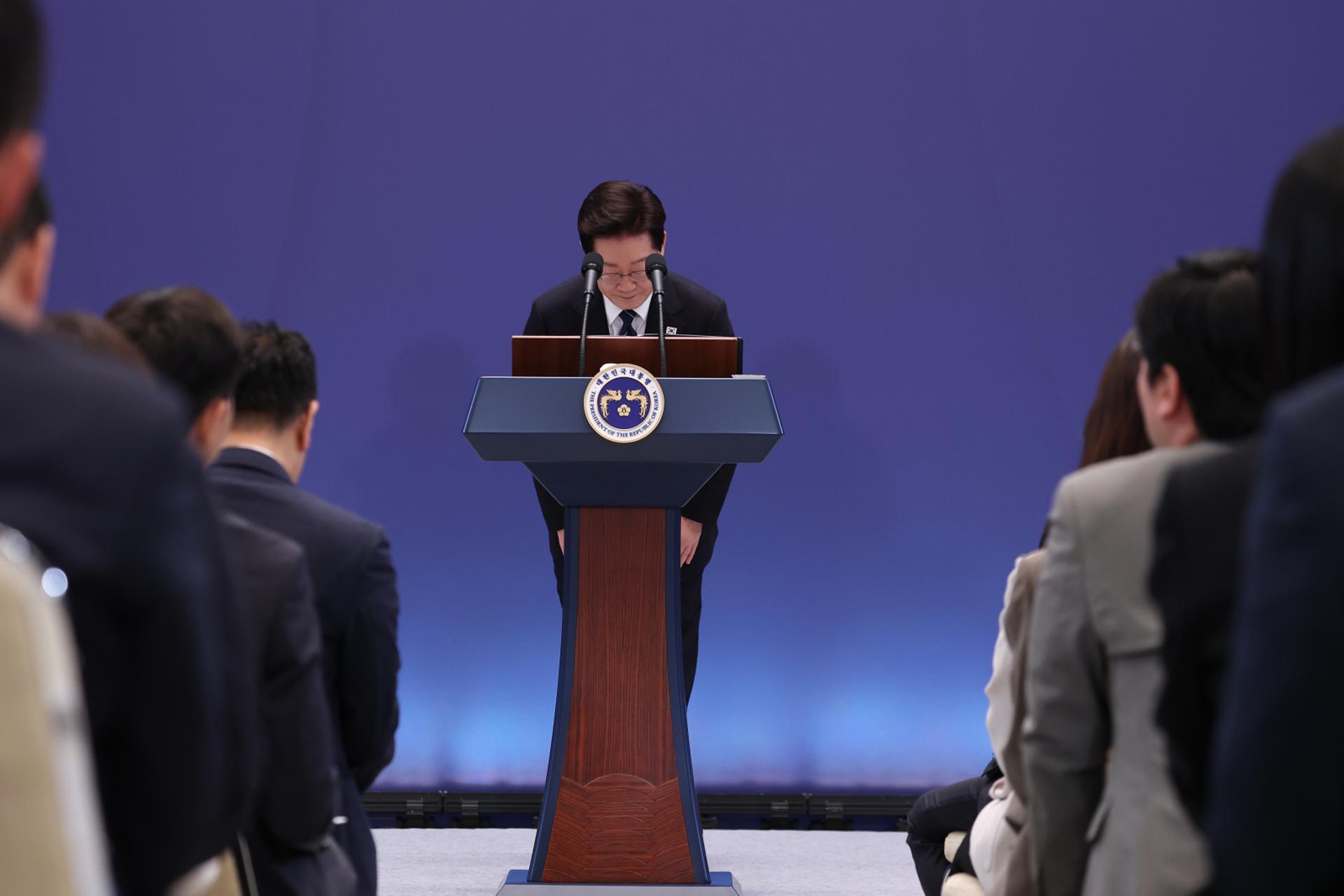 "겸손함이 줄었다" 웃음기 뺀 이 대통령…99분 스탠딩 회견