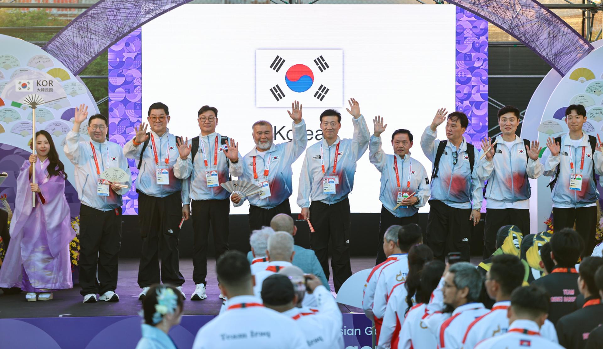 '종합 3위 목표' 대한민국 선수단 16번째로 입장…북한은 8번째