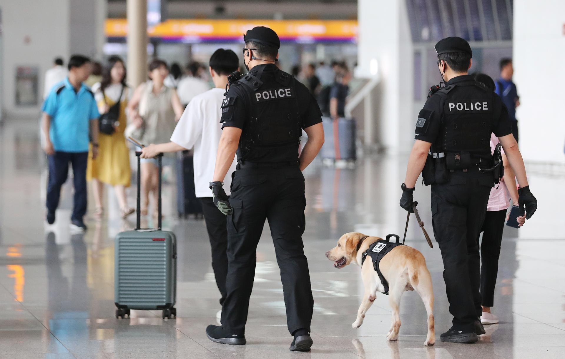 인천공항, 미국인 환승객 가방서 '권총·실탄' 발견