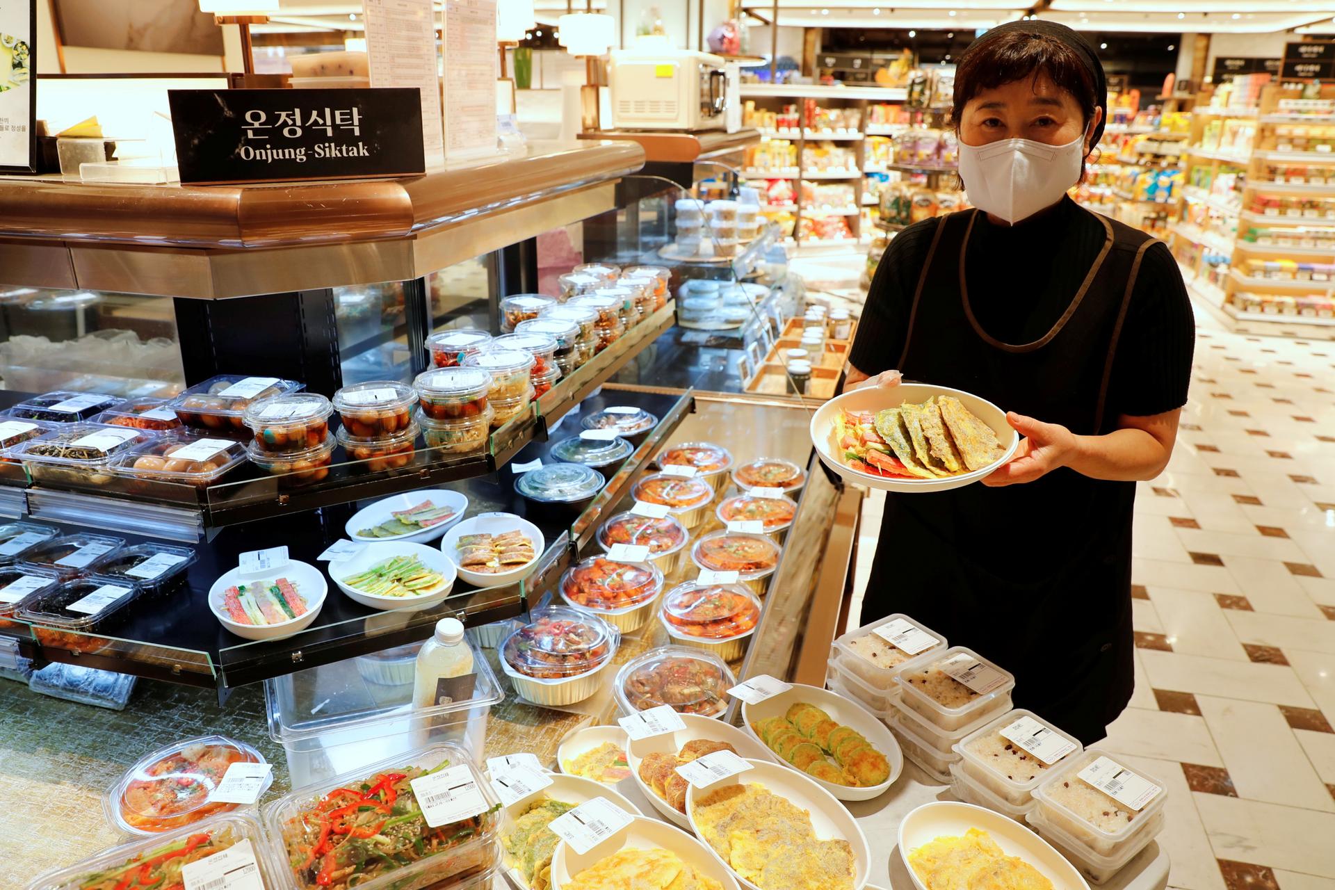 [시대포토] 광주신세계 "명절 음식 정성껏 준비했어요"