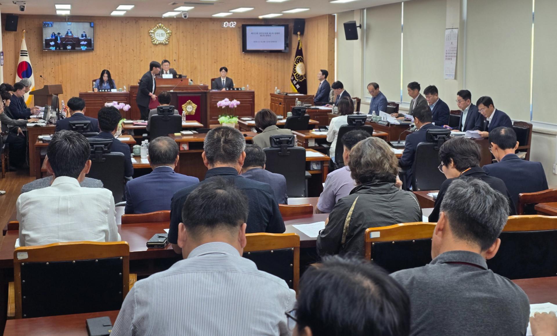 강진군의회 '반값여행' 사업예산 삭감에 주민들 반발