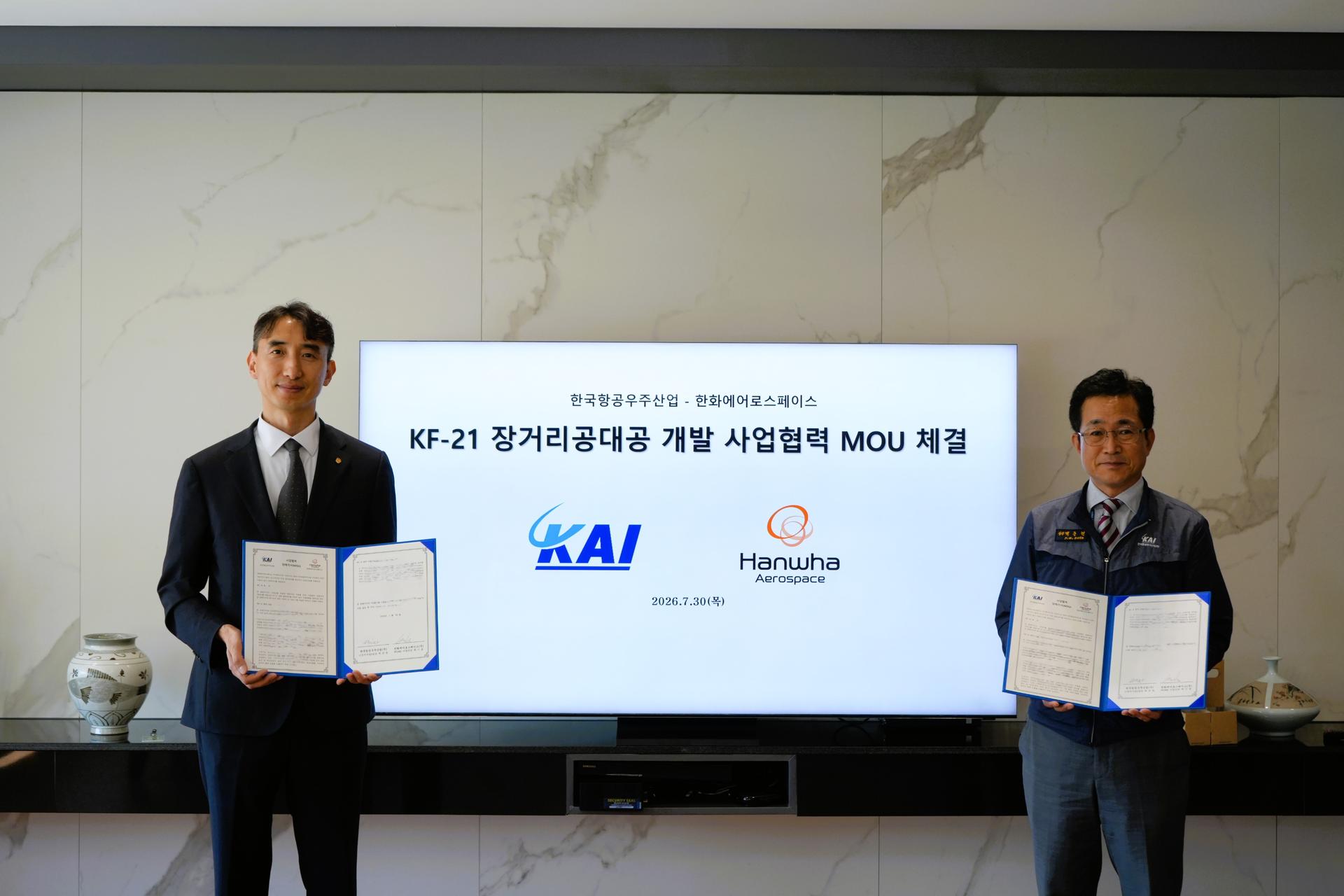 한화에어로·KAI, KF-21 국산 무장 통합 맞손
