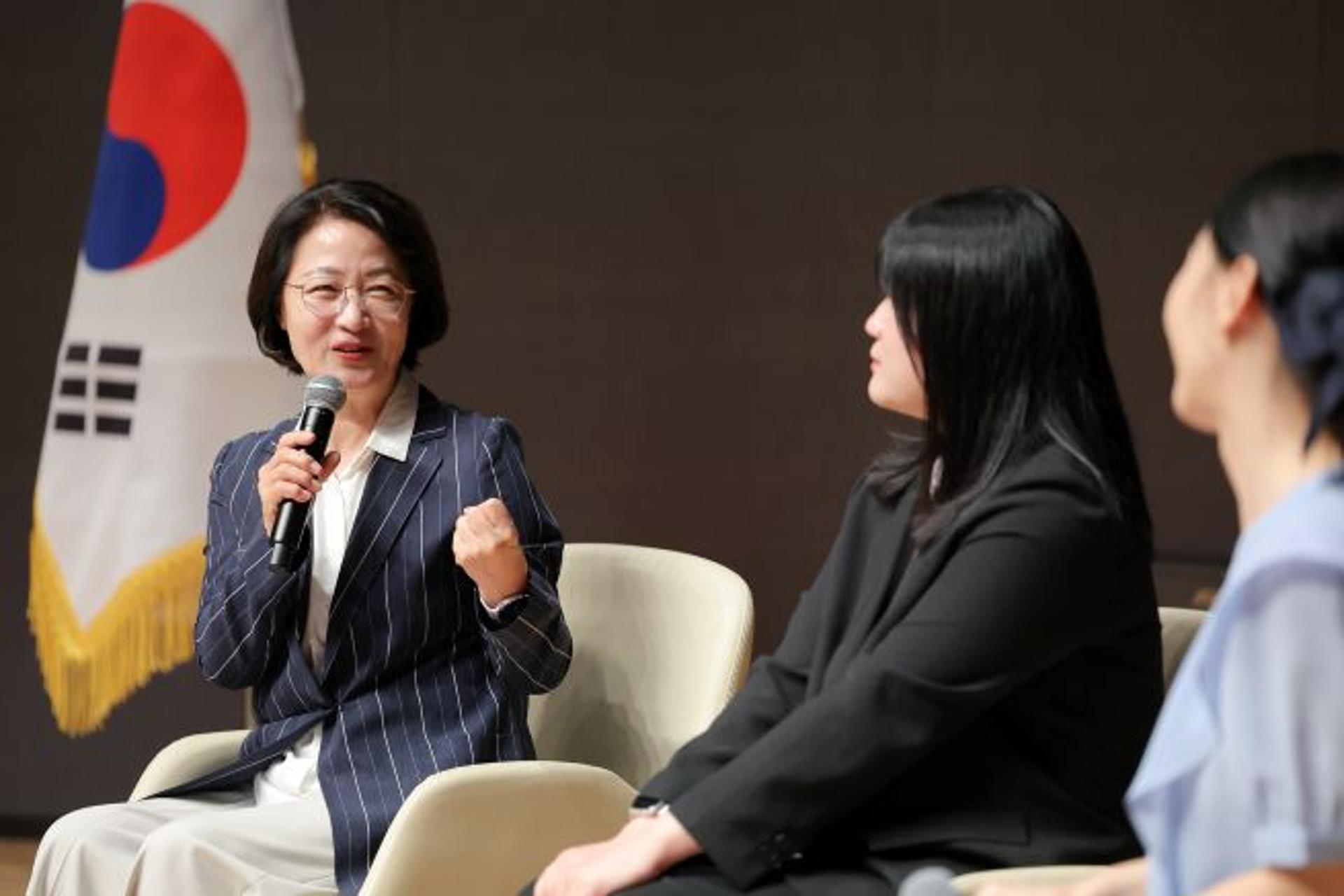 신규 공직자 만난 추미애 "실수하며 성장…10년 지나면 전문가"