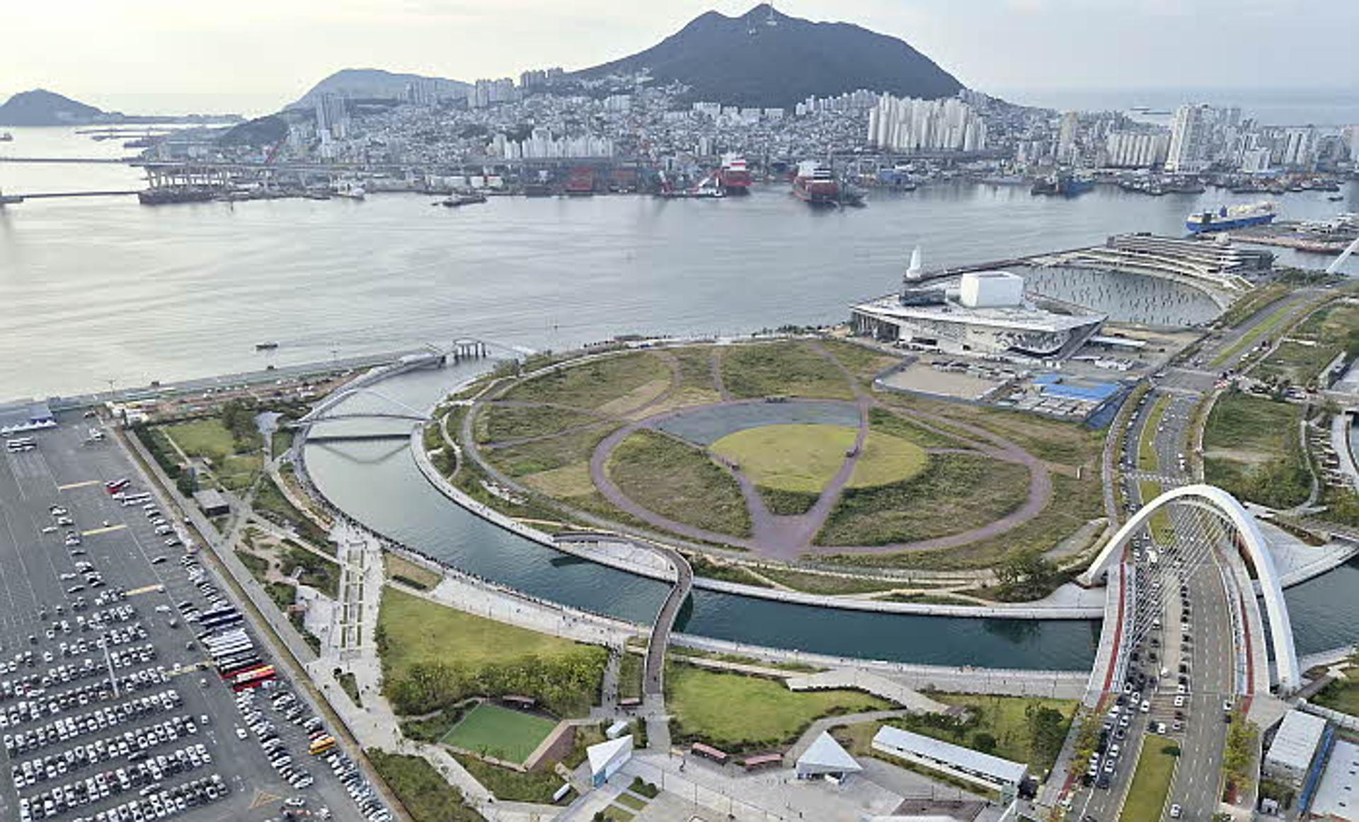 "상어 '부캉이' 보자" 추석연휴 첫날 부산북항 아침부터 북적