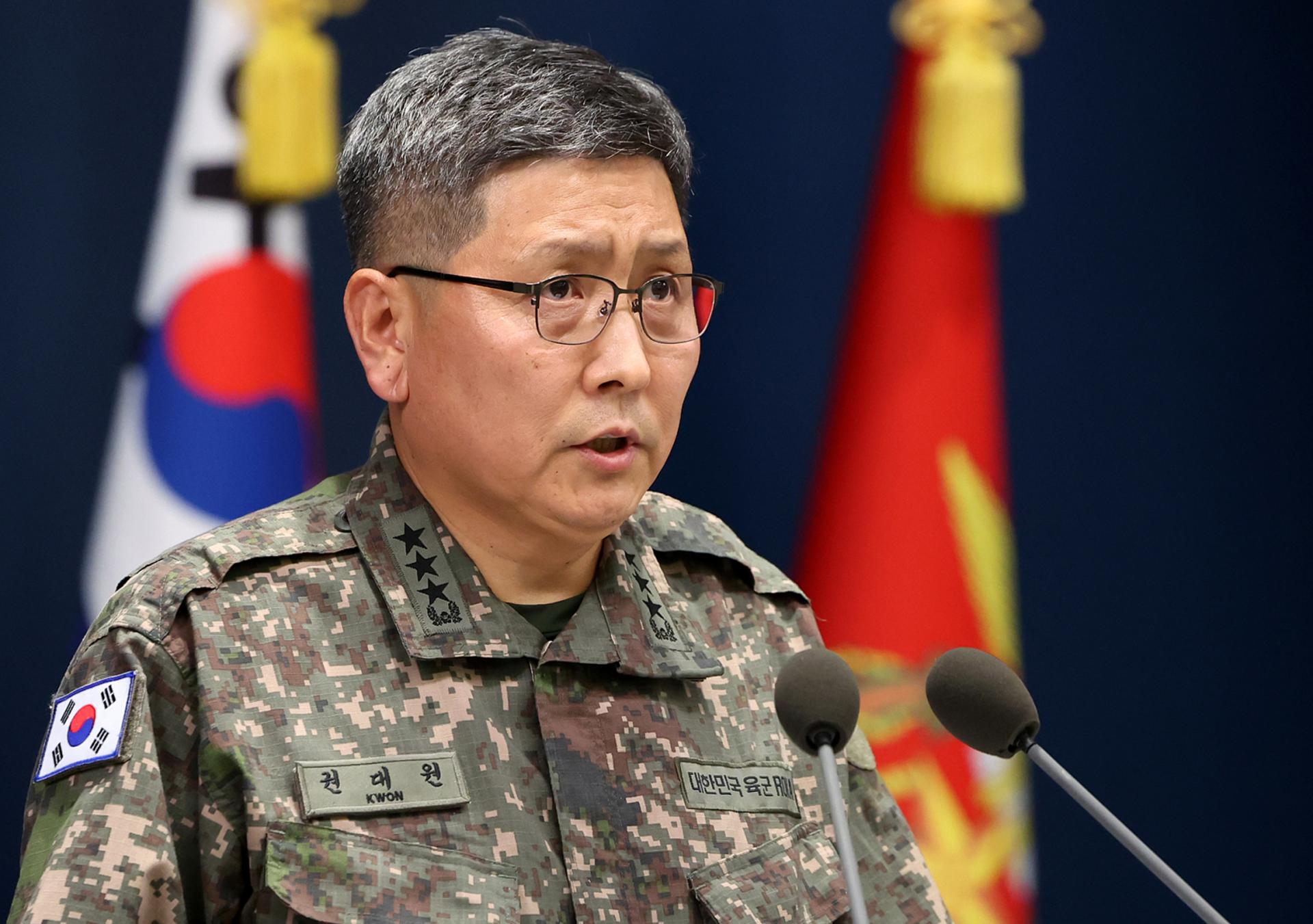 합참 "DMZ 폭발, 북한군 반보병 지뢰로 추정…모든 옵션 검토"