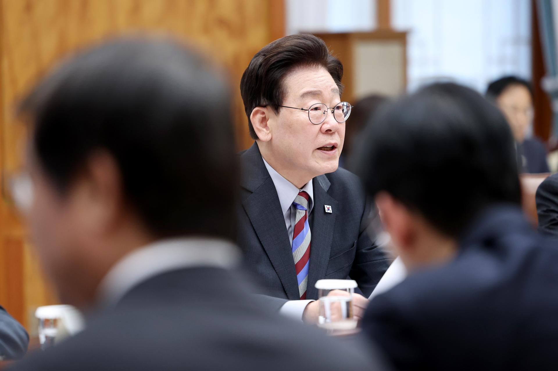 이 대통령 "광주 군공항 2028년 이전 늦어…최대한 당겨야"