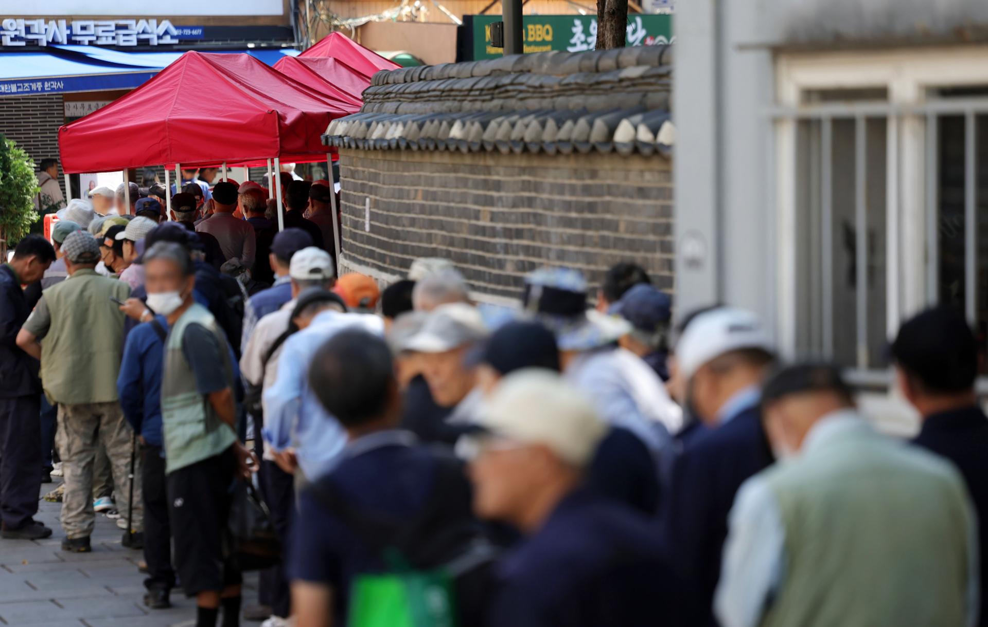 어르신 고용률 40% 육박해도, 노인 빈곤율 OECD 최고