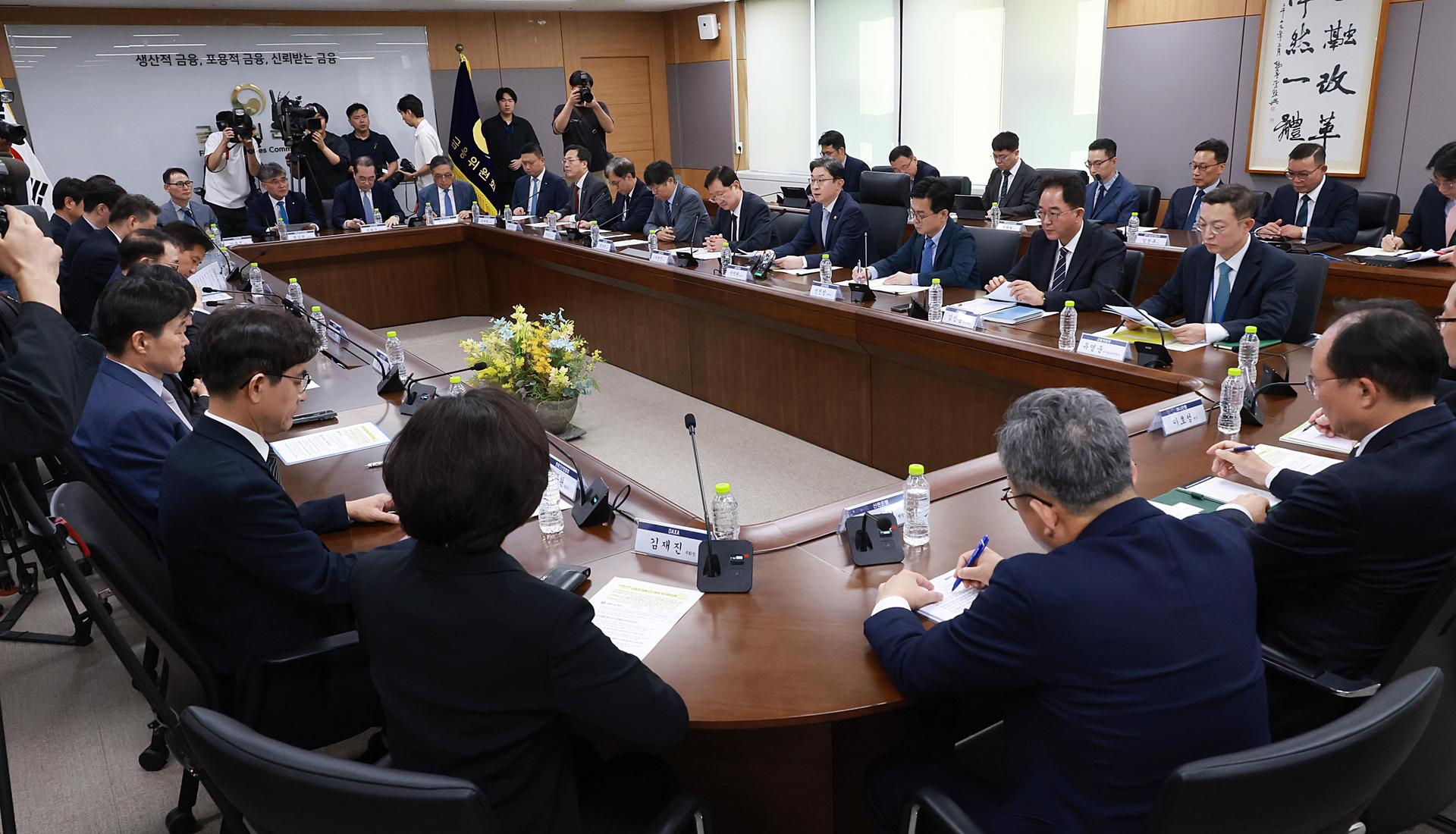 대통령도 나섰다…금융사 보안책임 도마