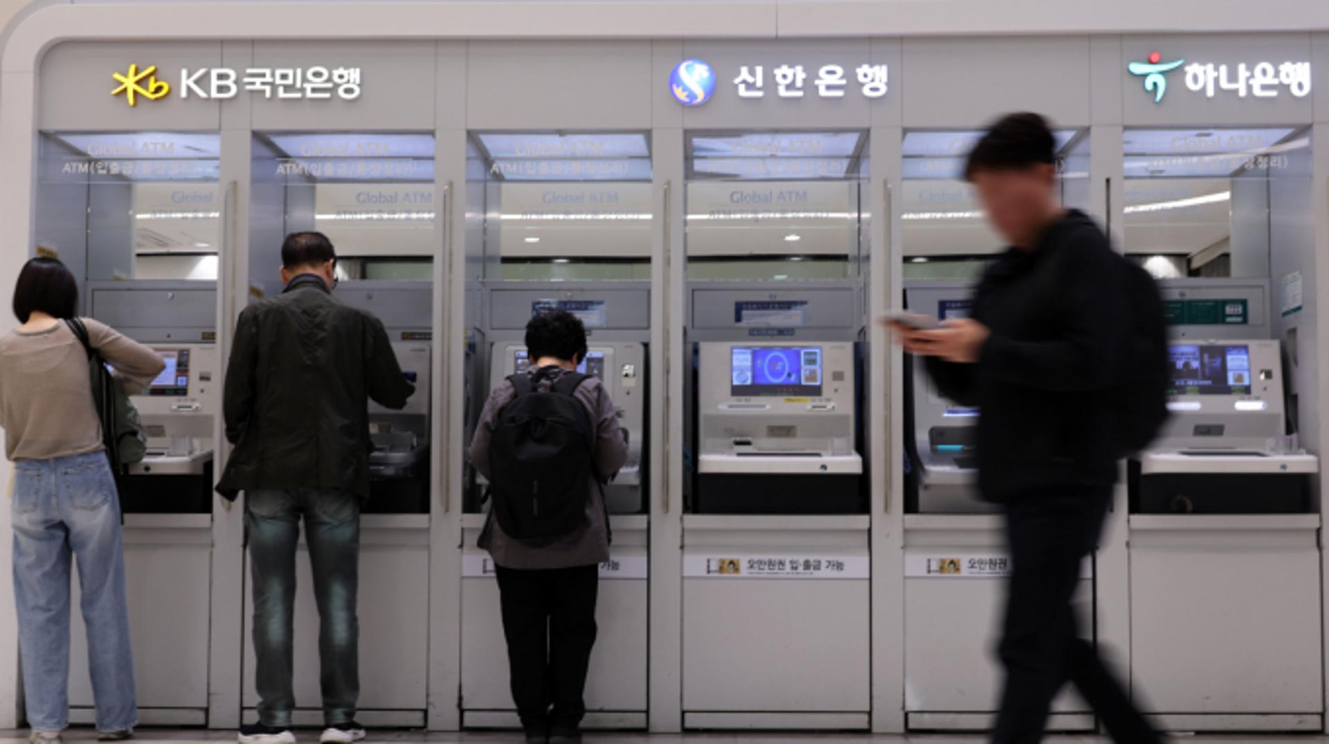 [편집국에서/이상언]은행이 마비된 나라에서 살아보셨나요?