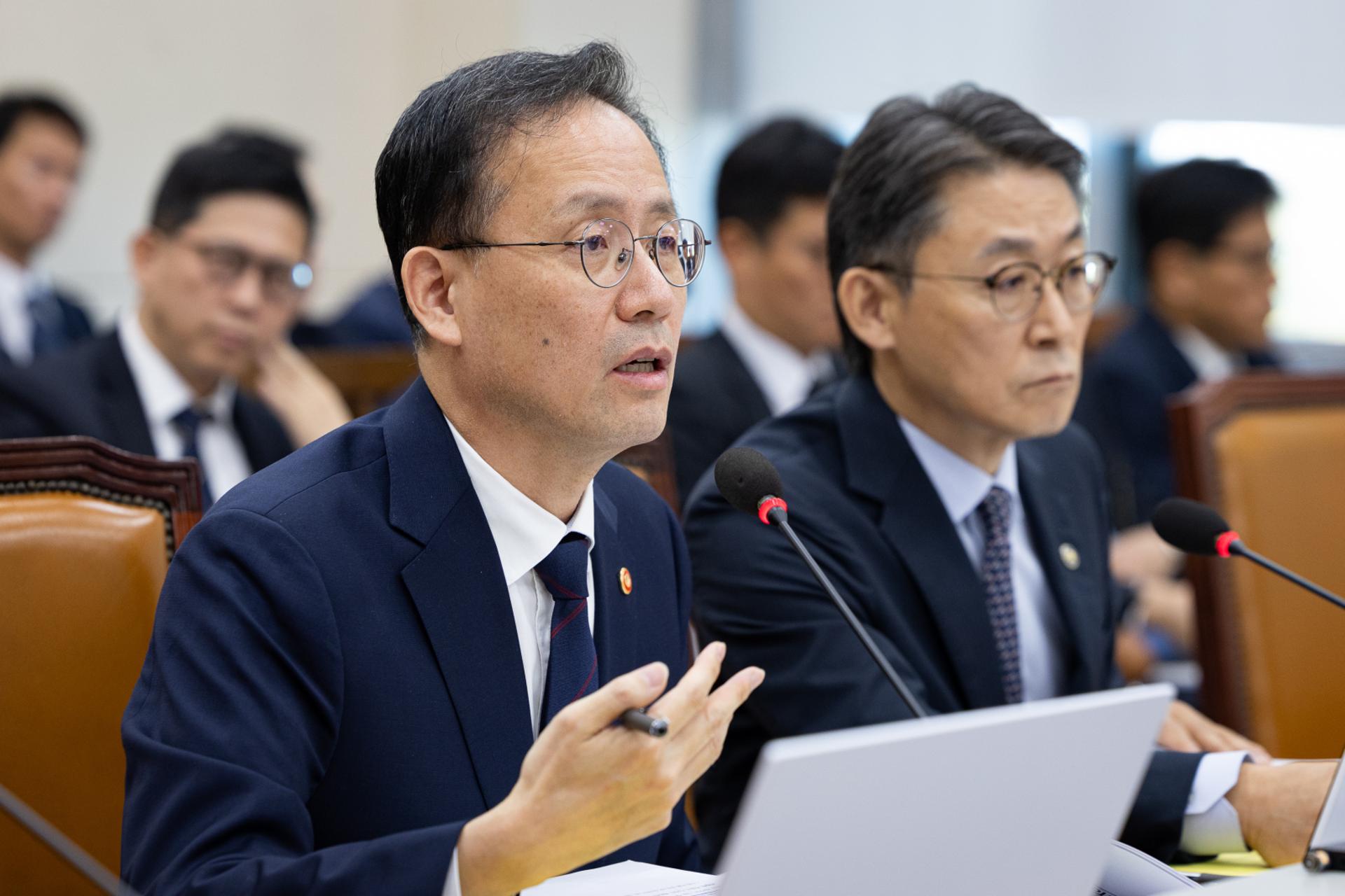 이형일 첫 국감 '진땀'…여야, 대미투자·부동산 추궁