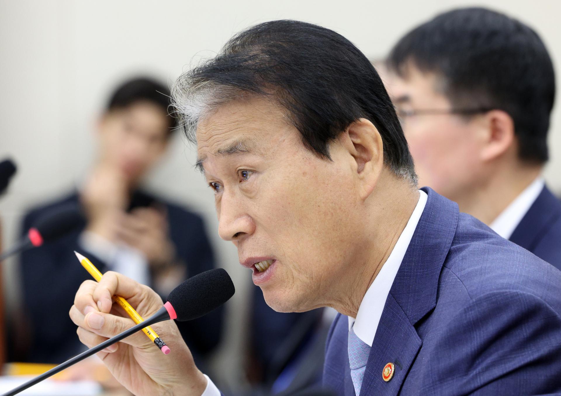 권오을 보훈장관, 국감 질의 받던 중 병원행