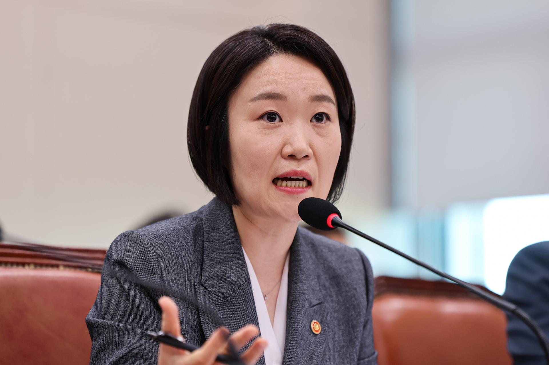 '최연소 장관' 이소영 국감 데뷔…"창업규제혁신위 신설"