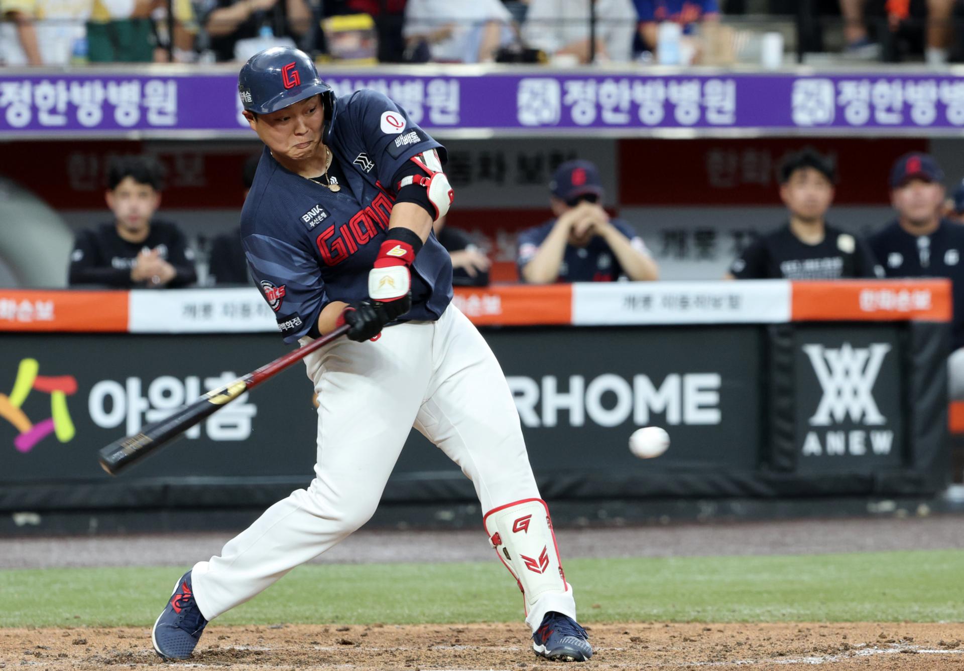 한동희 만루포에 덜미잡힌 KIA, 결국 LG와 3위 놓고 끝장 승부