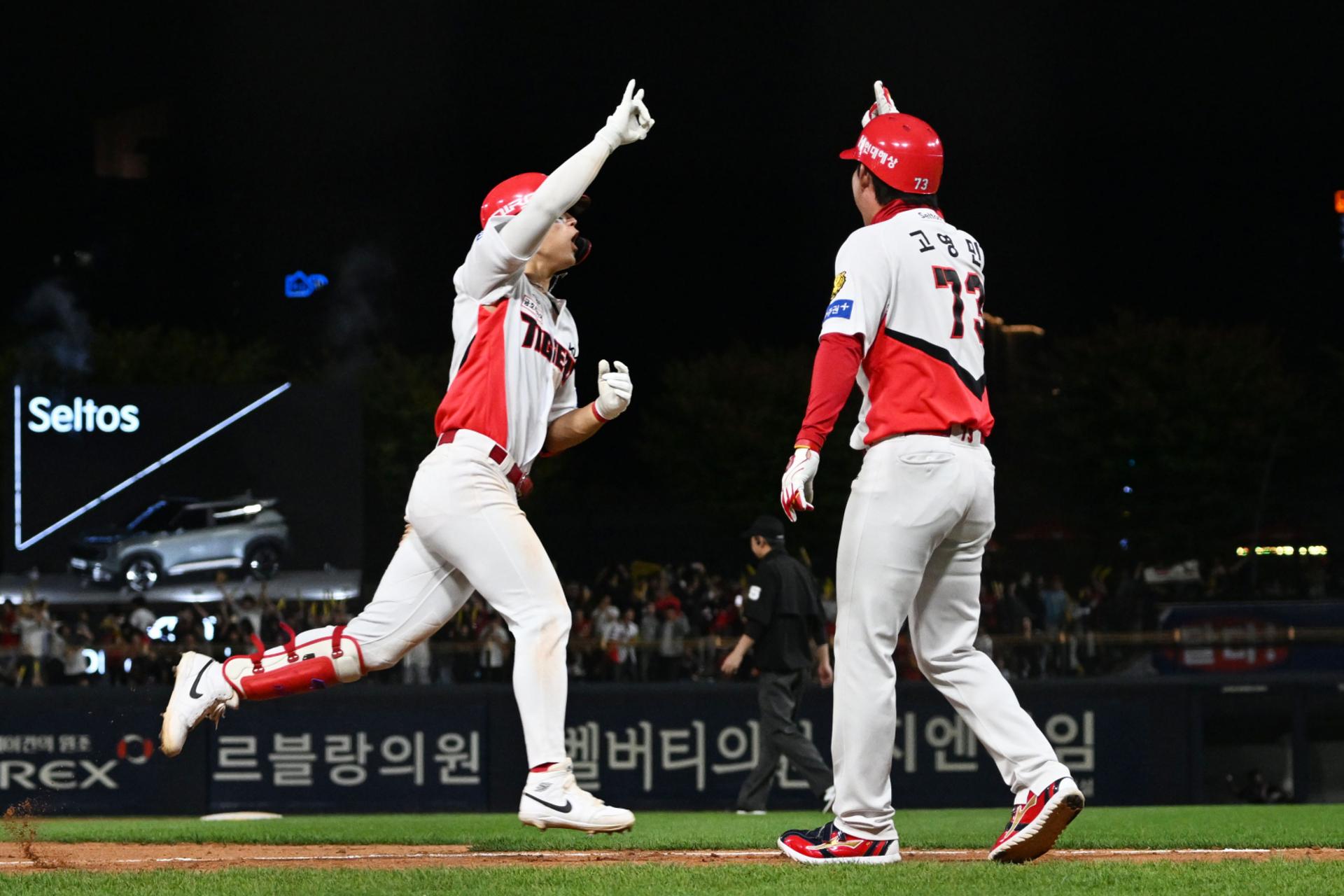 김도영 '결승 투런포'…KIA, LG 꺾고 3위 수성 '준PO행'