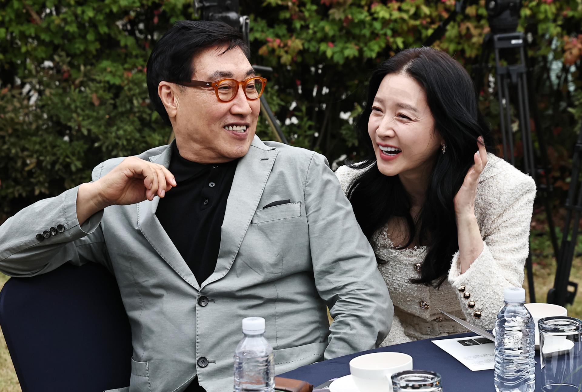 "20세 차이 맞아?"…이영애, '75세' 남편 정호영과 함박웃음