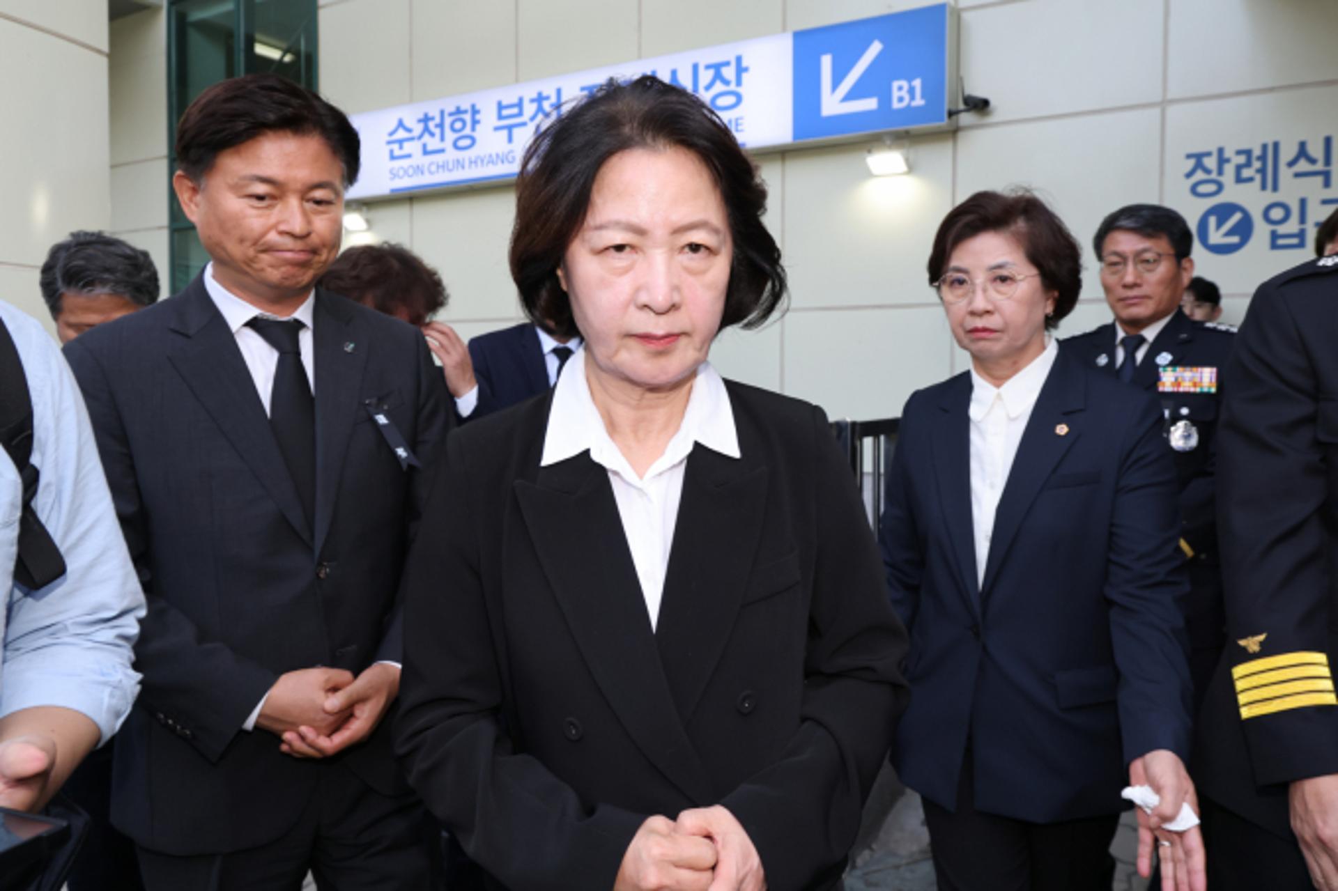 6세 딸 남기고 떠난 소방위…조문객, 추미애에 "사과하라" 항의