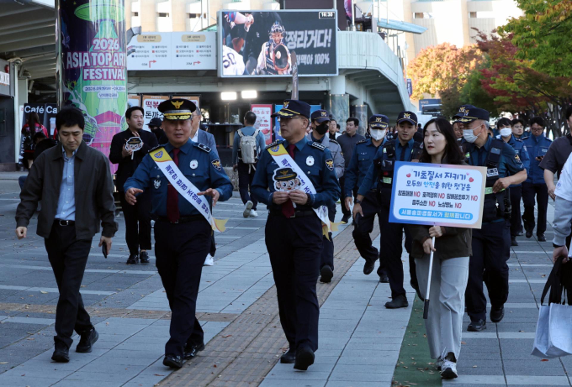 '테이블석 200만원' 현장서 줄어든 암표, 온라인서는 활개