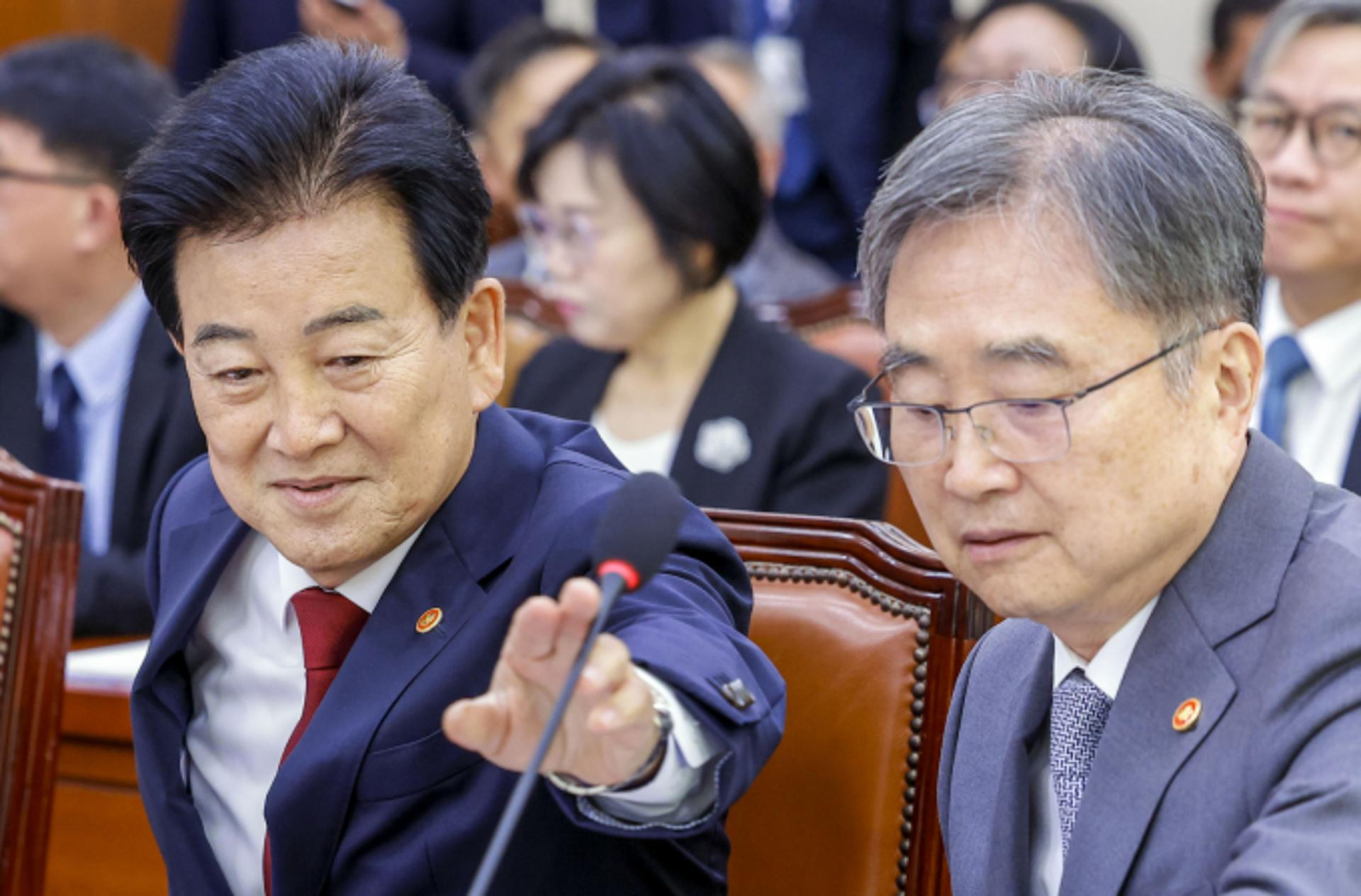정동영 또 "지뢰는 방어용 무기"…야당 "그럴거면 장관 그만두셔라"