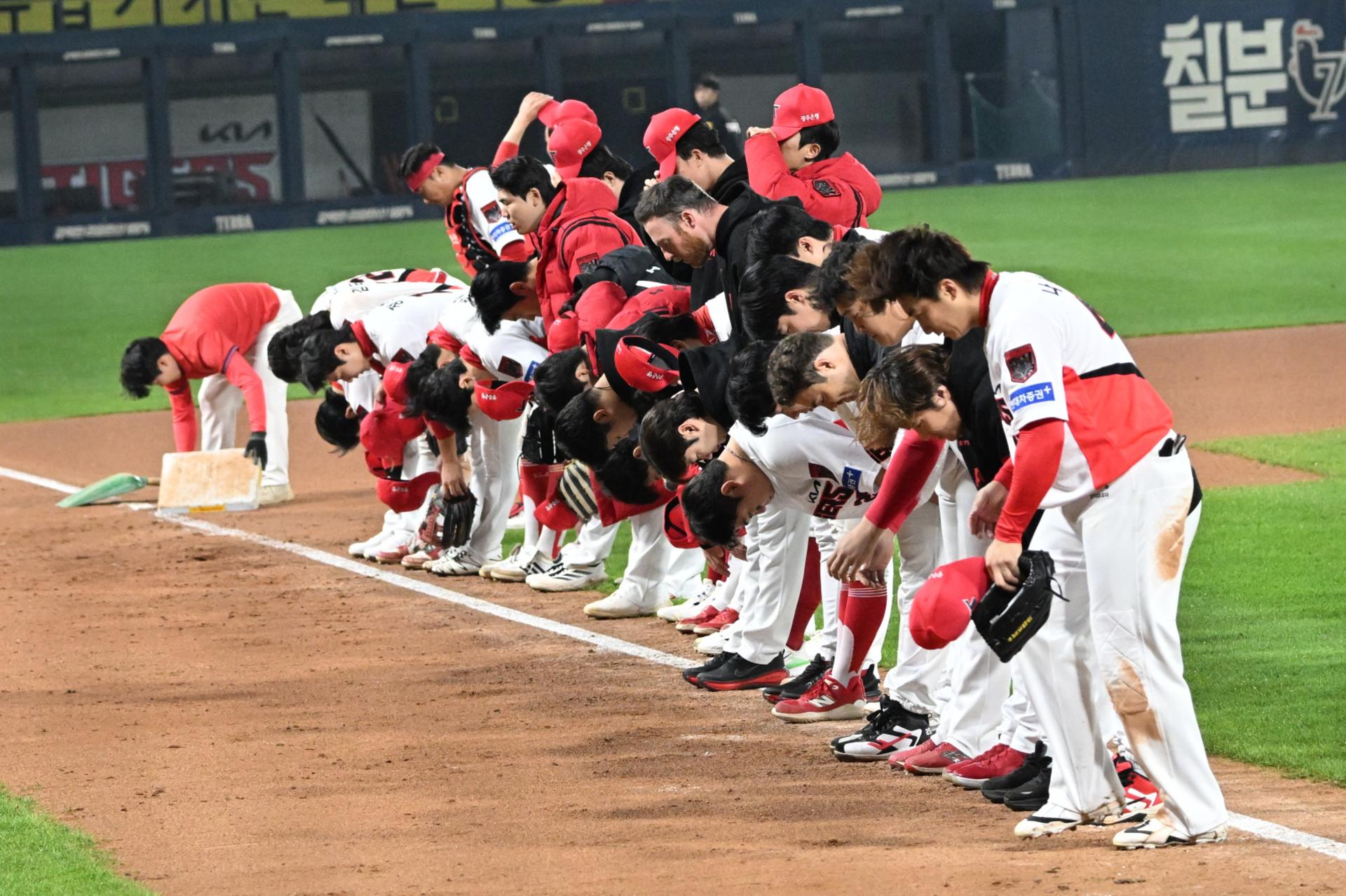 PO 결국 5차전으로…KIA, 삼성에 4-2 역전승 '승부 원점'