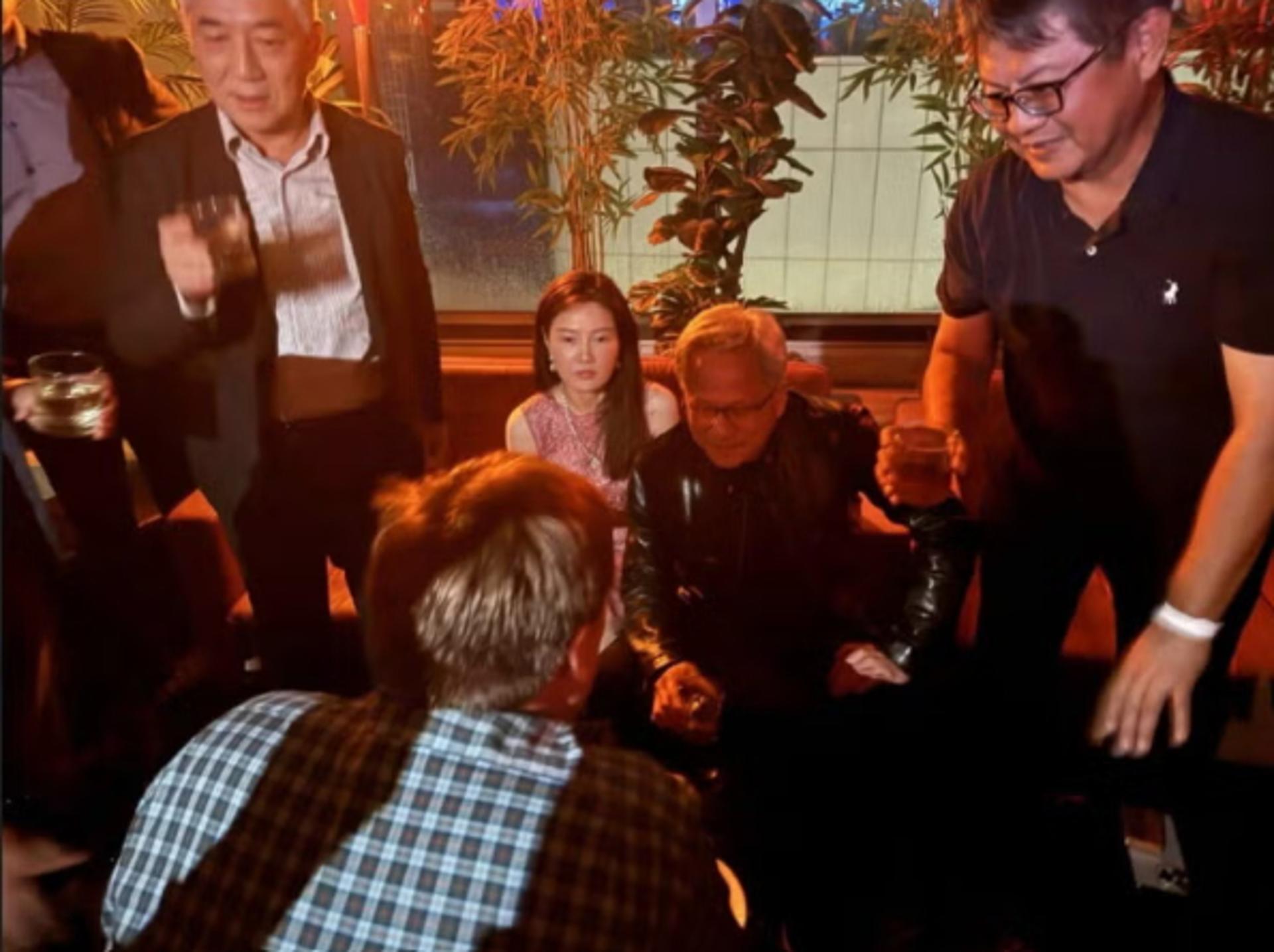 젠슨 황 옆자리 여성, 중국 스파이였다?…백악관 '발칵'