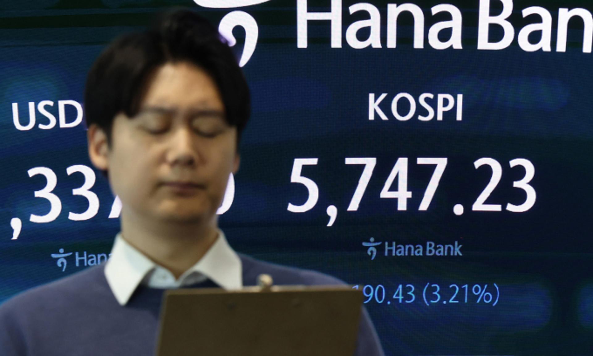 AI 투자 공포 번졌다…코스피 5700선 후퇴·SK하이닉스 7% 급락