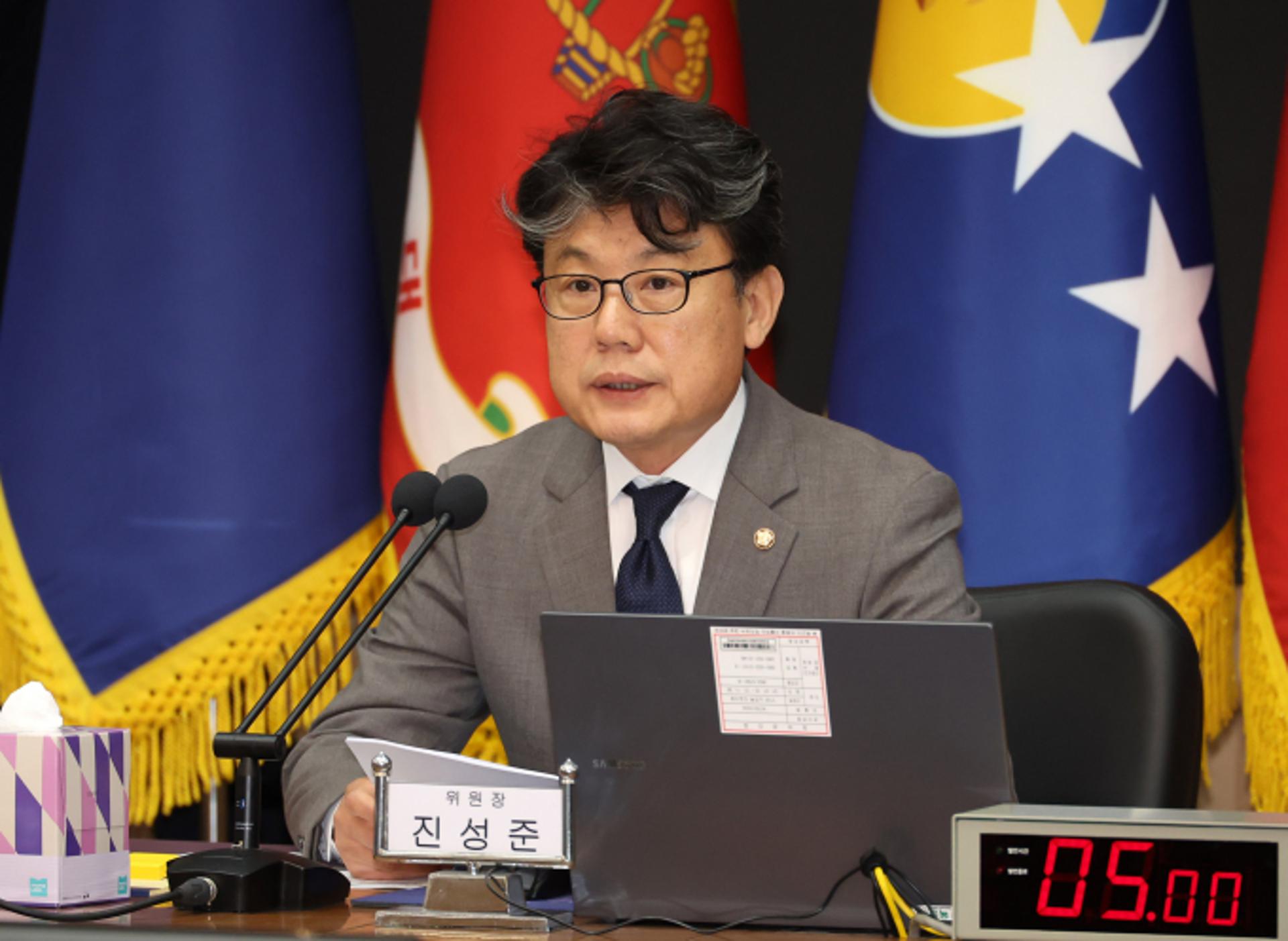 진성준 '지각 비자'에 국힘 "외교망신" 민주 "사대주의"