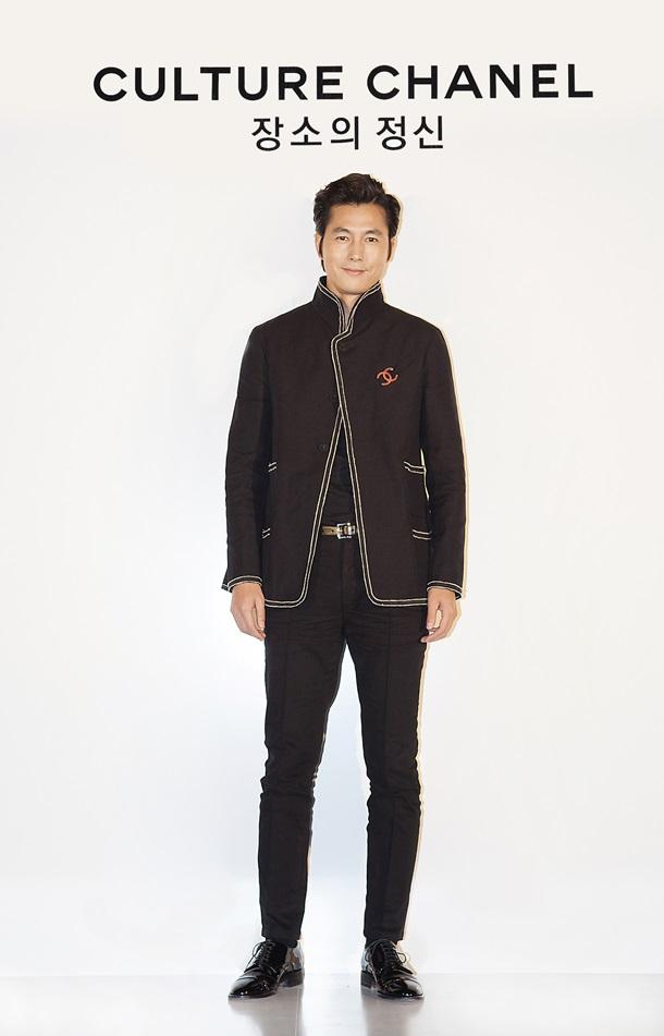 정우성, 올블랙룩을 입은 남신의 포인트는 ‘오렌지컬러 브로치’