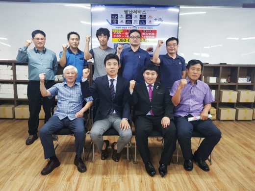 ▲ (왼쪽부터) 중소상공인지원단 박승인 이사, 착한먹거리 홍성표 대표, 좋은기획 김국용 대표, 우리동네 이웅기 대표, 피알서비스 김재헌 대표, 오케이멀티서비스 박승일 대표, 중소상공인지원단 최한석 대표, 김재훈 이사, 조은광고 윤봉식 대표
