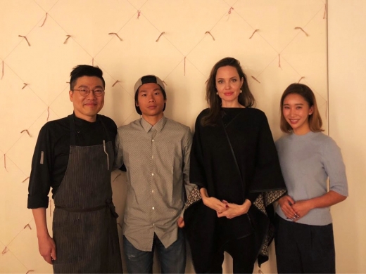 / 안젤리나 졸리와 그의 아들 팍스가 한식당 ‘가온’에서 식사를 마친 뒤 김병진 총괄셰프, 조희경 대표와 함께 기념 사진을 촬영하고 있다. @머니S MNB, 식품 외식 유통 · 프랜차이즈 가맹 & 유망 창업 아이템의 모든 것 