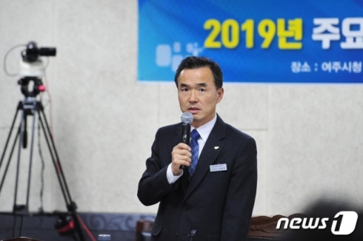 ▲ 2019년 정책을 발표하고 있는 이항진 시장. / 사진=News1