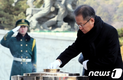 홍준표 전 자유한국당 대표가 1일 오후 서울 동작동 국립서울현충원 현충탑에서 분향하고 있다. /사진=뉴스1