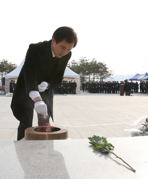 ▲ 현충탑에 헌화를 하고 있는 서철모 화성시장. / 사진제공=화성시