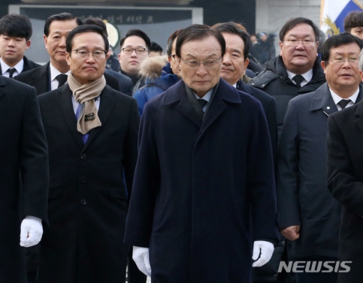 1일 서울 동작구 국립현충원에서 더불어민주당 이해찬 대표와 홍영표 원내대표 등 당직자들이 현충탑을 참배한 후 발걸음을 옮기고 있다./사진=뉴시스
