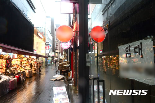 서울 중구 명동거리의 폐업한 상점 앞을 시민이 지나고 있다. /사진=뉴시스 @머니S MNB, 식품 외식 유통 · 프랜차이즈 가맹 & 유망 창업 아이템의 모든 것