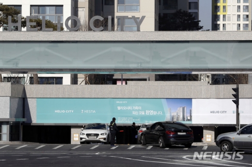지난달 31일 서울 송파구 '헬리오시티' 단지 입구에 차량들이 드나들고 있다./사진=뉴시스