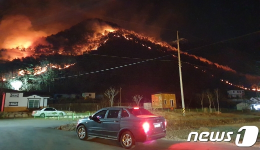 지난 1일 강원도 양양군 서면 송천리 일대 야산에서 발생한 산불이 한밤 중에도 강한 바람을 타고 번지고 있다. /사진=뉴스1 고재교 기자