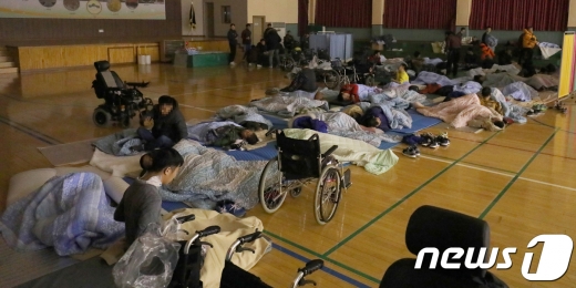지난 1일 강원도 양양군 서면 송천리 일대 야산에서 발생한 산불로 정다운마을 주민들이 상평초등학교로 대피해 밤을 보내고 있다. /사진=뉴스1 서근영 기자