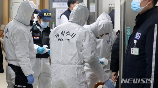 지난해 12월31일 오후 서울 종로구 강북삼성병원에서 정신과 진료 상담 중이던 의사가 환자에게 흉기에 찔려 사망한 사건이 발생했다. 경찰 과학수사대 대원들이 범행 현장으로 들어가는 모습./사진=뉴시스 홍효식 기자 