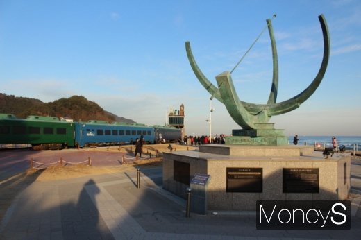 정동진 모래시계공원의 해시계와 시간박물관(열차). /사진=박정웅 기자