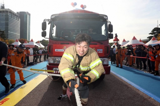 지난해 10월25일 오후 서울 영등포구 여의도공원에서 열린 서울안전한마당 '제1회 스트롱맨 소방차 끌기 대회'에 참가한 소방대원이 경기를 펼치고 있다. /사진=머니투데이 이기범 기자