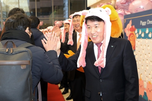 함영주 KEB하나은행장(오른쪽)이 2일 을지로 본점에서 출근하는 직원들과 반갑게 인사를 나누고 있다./사진=KEB하나은행