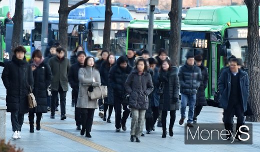 [머니S포토] 기해년 새해 첫 출근길