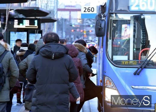 [머니S포토] 기해년 새해 출근길, 버스 탑승하는 시민